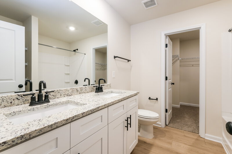 1,965/Mo, 134 Sunfish Cir Jefferson, GA 30549 Main Bathroom View