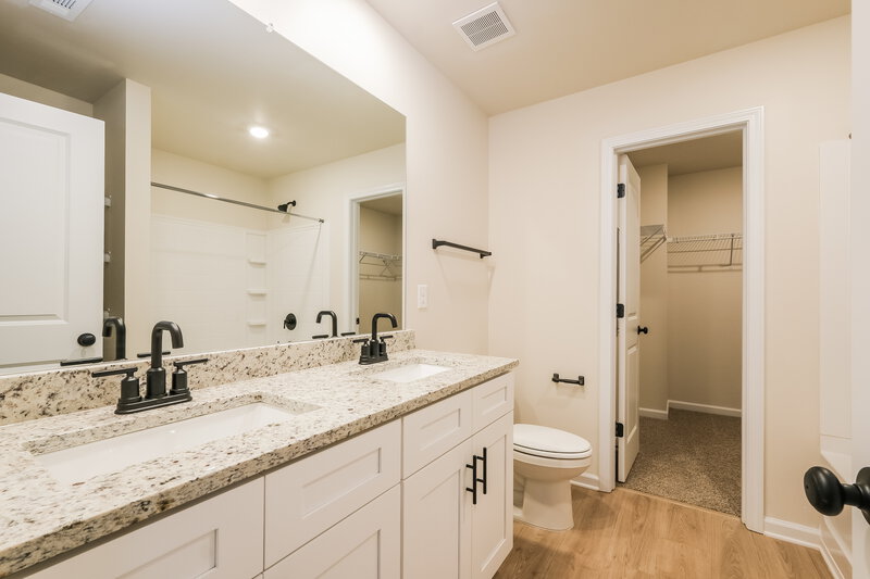 2,025/Mo, 167 Darter Ct Jefferson, GA 30549 Main Bathroom View