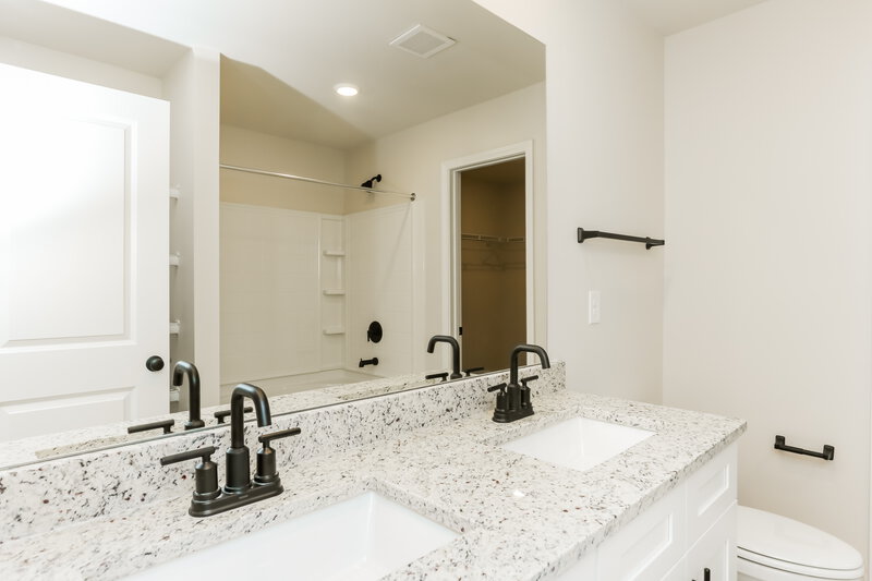 1,965/Mo, 179 Egret Ct Jefferson, GA 30549 Main Bathroom View