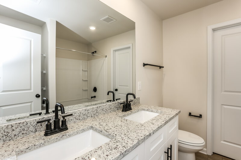 1,965/Mo, 149 Egret Ct Jefferson, GA 30549 Main Bathroom View