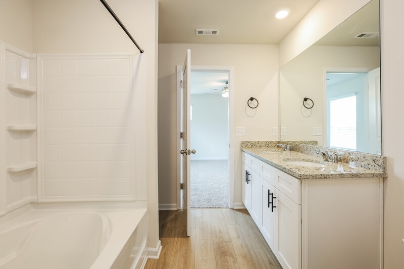 1,970/Mo, 658 Mackenzie Cv Villa Rica, GA 30180 Main Bathroom View