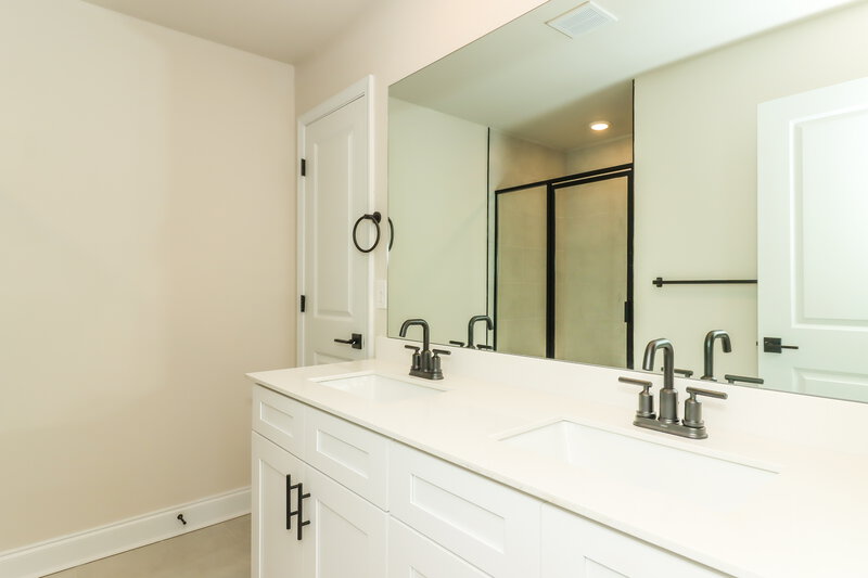 2,400/Mo, 104 Cantrell Way Dallas, GA 30157 Main Bathroom View