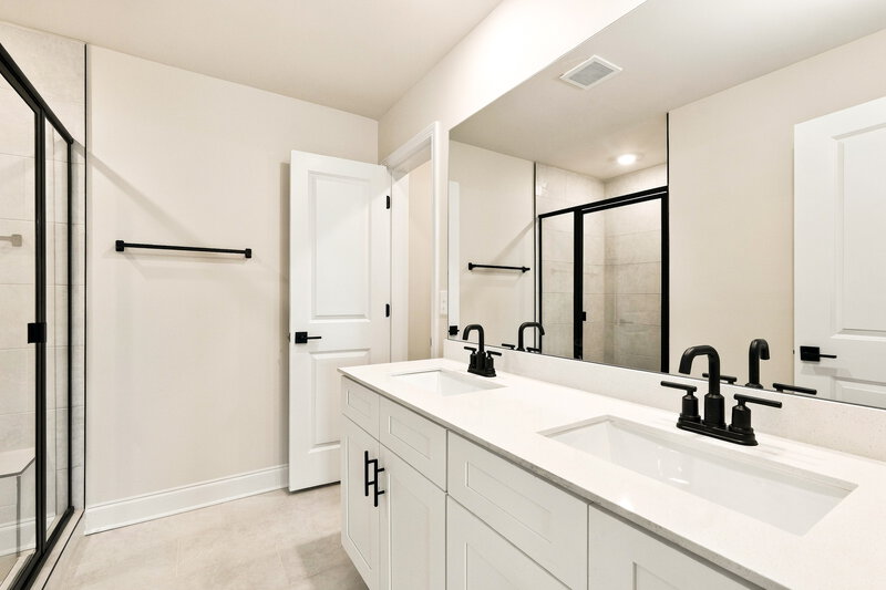 2,450/Mo, 189 Cantrell Dr Dallas, GA 30157 Primary Bathroom View 2