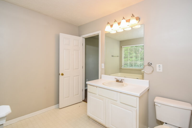 2,195/Mo, 4640 Noah Overlook W Acworth, GA 30101 Main Bathroom View