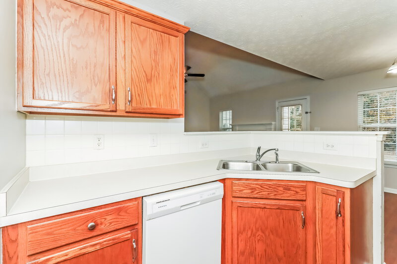 1,500/Mo, 142 St Ann Cir Dallas, GA 30157 Kitchen View 3