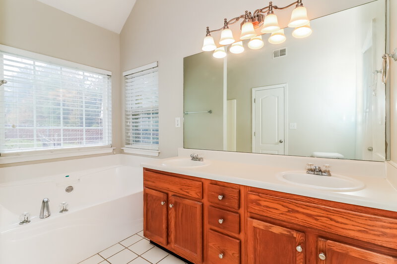 1,500/Mo, 142 St Ann Cir Dallas, GA 30157 Main Bathroom View