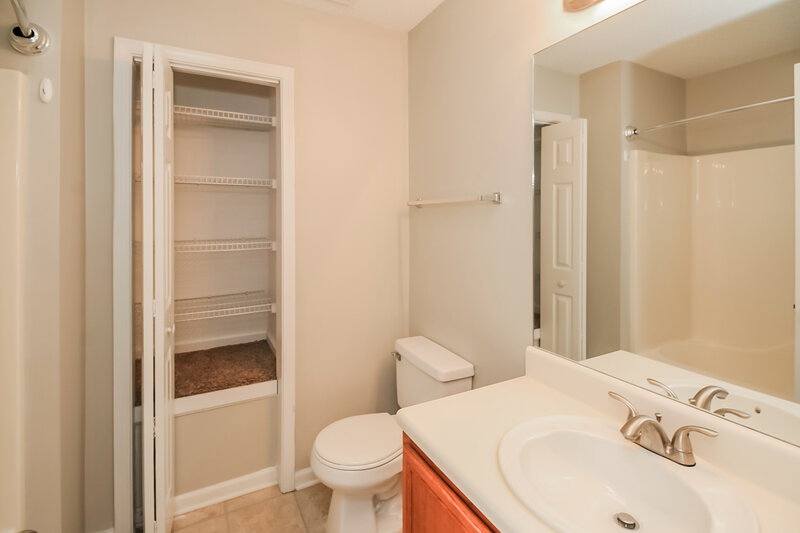 2,015/Mo, 632 W Manor Peachtree City, GA 30269 Bathroom View