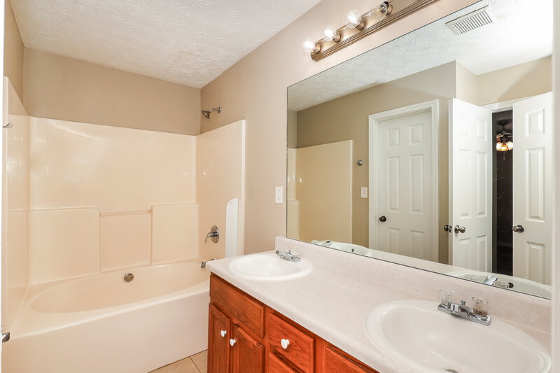 1,885/Mo, 501 St Charles Ave Dallas, GA 30157 Bathroom View