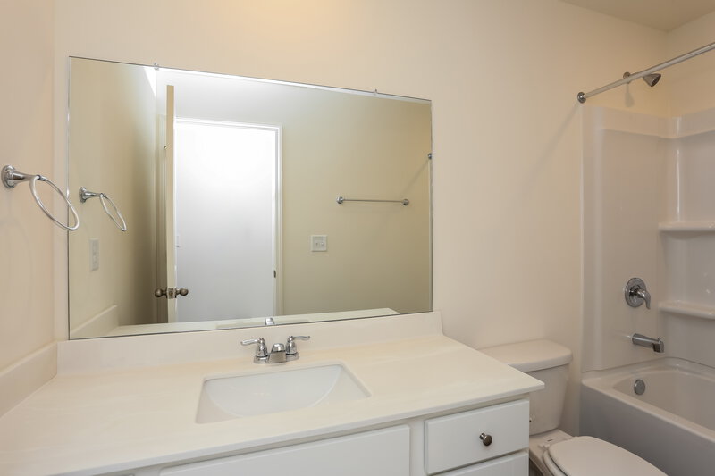 2,140/Mo, 7631 Saffron Ave Covington, GA 30014 Bathroom View