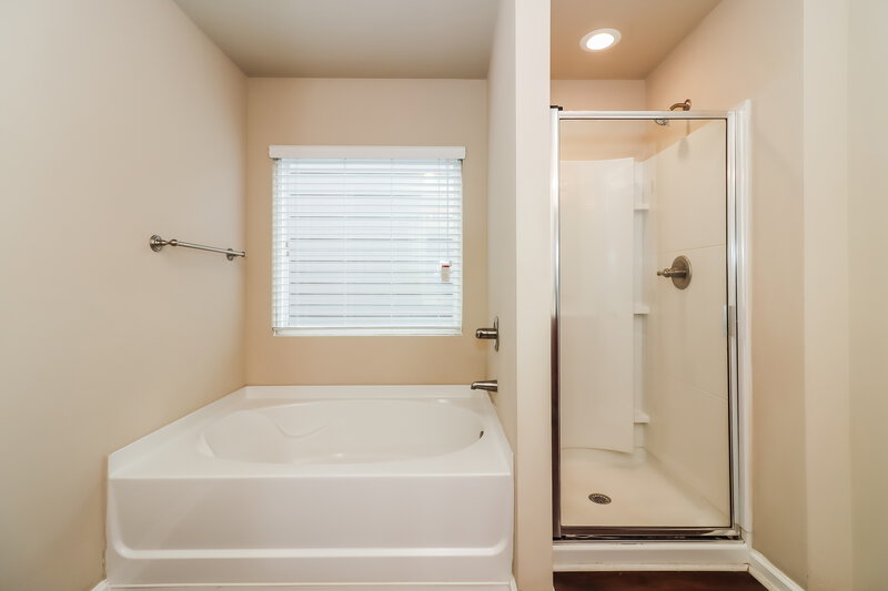2,060/Mo, 618 Royal Crest Ct Canton, GA 30115 Main Bathroom View