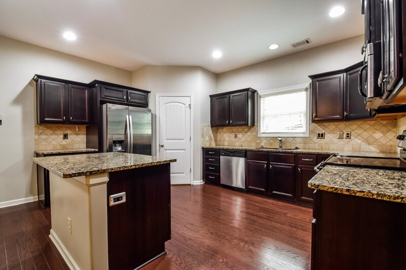 2,675/Mo, 71 Cliffhaven Cir Newnan, GA 30263 Kitchen View
