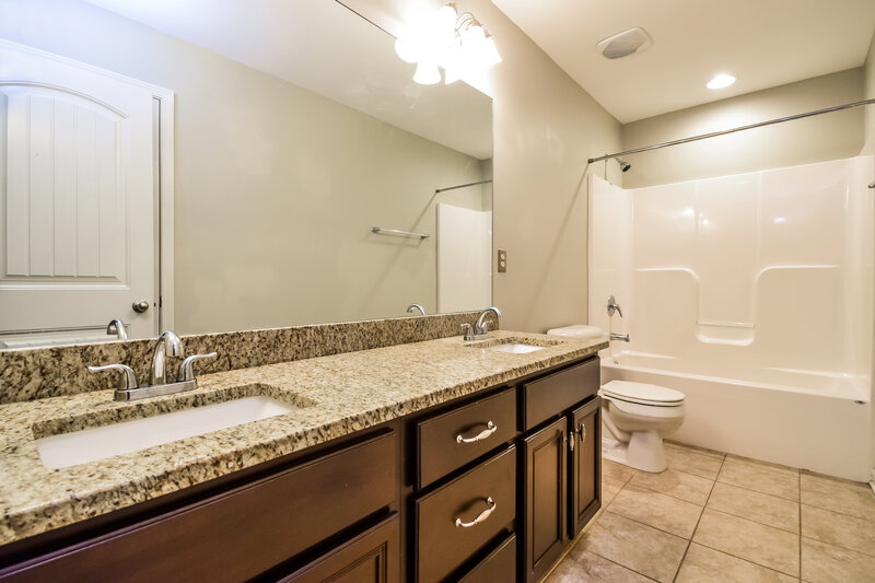 2,675/Mo, 71 Cliffhaven Cir Newnan, GA 30263 Bathroom View