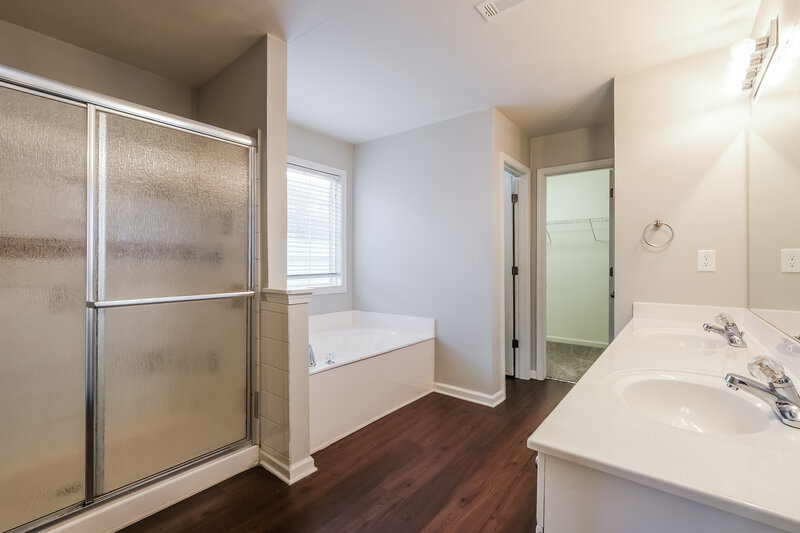 2,275/Mo, 833 Creek Bottom Rd Loganville, GA 30052 Main Bathroom View