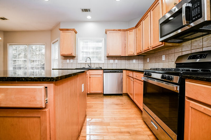 2,480/Mo, 905 Buckhorn Bnd Locust Grove, GA 30248 Kitchen View 2