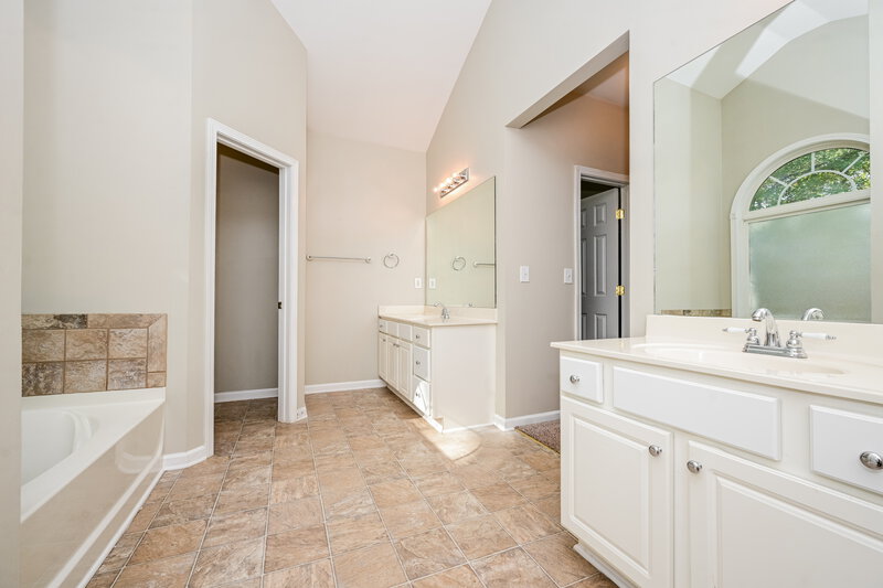 2,480/Mo, 905 Buckhorn Bnd Locust Grove, GA 30248 Main Bathroom View 2