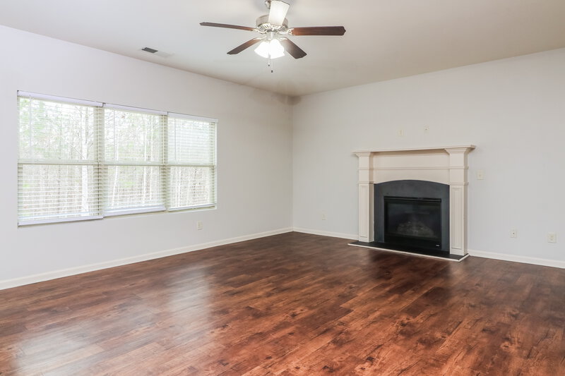 2,370/Mo, 920 Walking Stick Trl Auburn, GA 30011 Living Room View 2