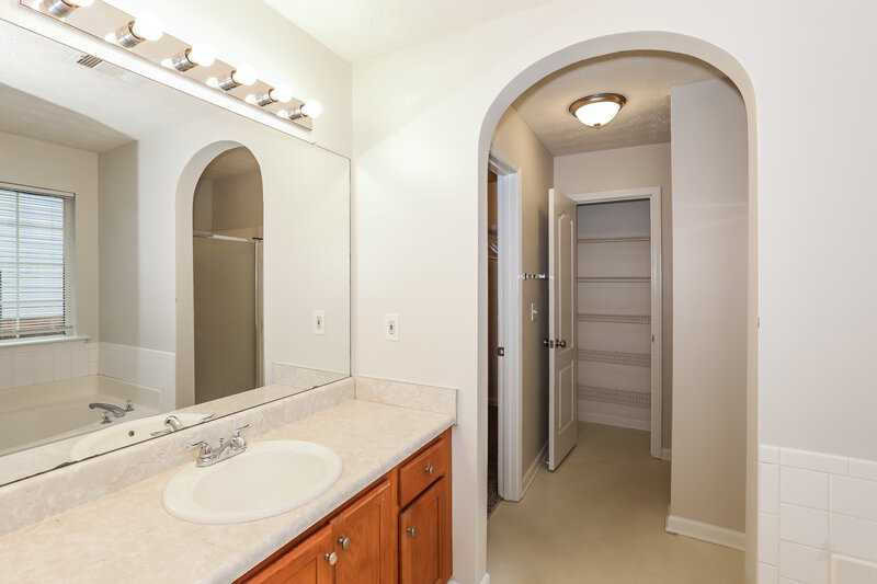 1,945/Mo, 5250 Yellow Pine Dr McDonough, GA 30252 Main Bathroom View