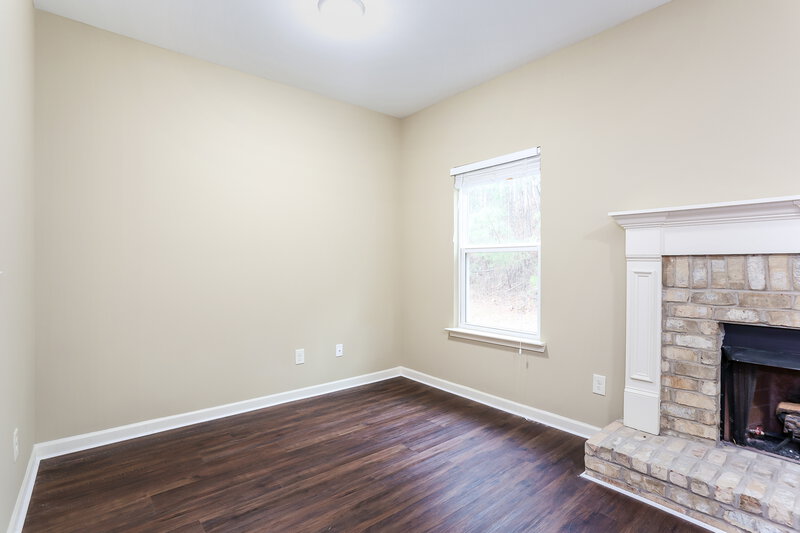 3,020/Mo, 118 Crescent Woode Way Dallas, GA 30157 Living Room View 2