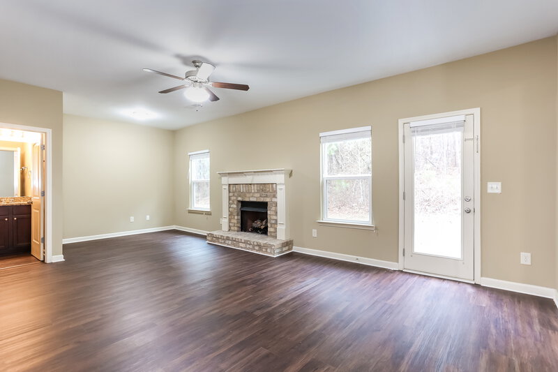 3,020/Mo, 118 Crescent Woode Way Dallas, GA 30157 Living Room View 4