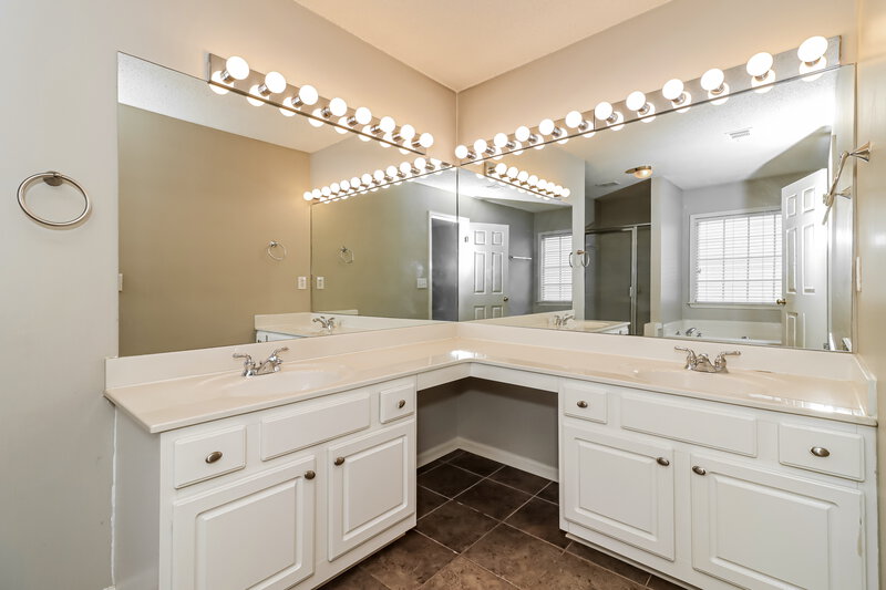 2,145/Mo, 135 Wallnut Hall Cir Woodstock, GA 30189 Main Bathroom View