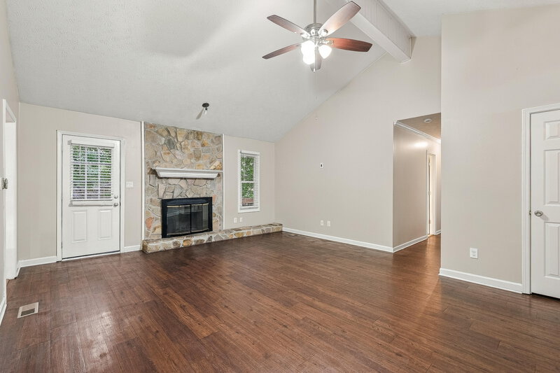 2,115/Mo, 317 Lake Forest Dr Acworth, GA 30102 Living Room View 2
