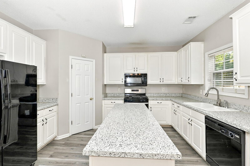 2,420/Mo, 2083 Reserve Pkwy McDonough, GA 30253 Kitchen View