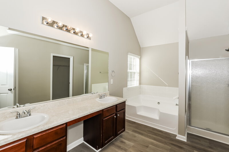 2,335/Mo, 385 Kentwood Springs Dr Hampton, GA 30228 Main Bathroom View