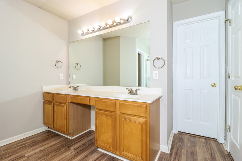 2,300/Mo, 2218 Baker Carter Dr Loganville, GA 30052 Main Bathroom View