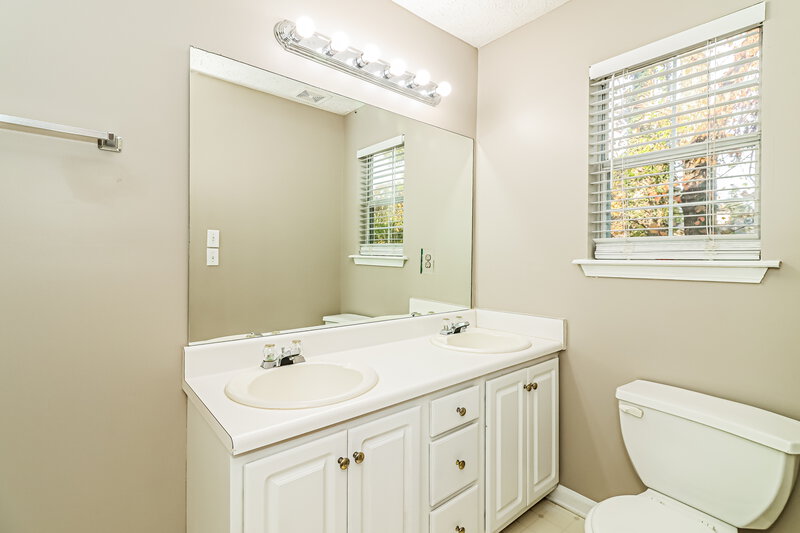1,770/Mo, 146 Bridge Grv Douglasville, GA 30134 Main Bathroom View