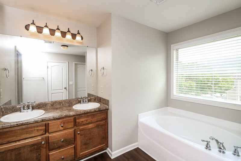 2,025/Mo, 142 Bethany Manor Dr Ball Ground, GA 30107 Main Bathroom View