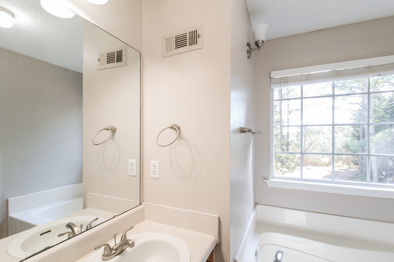 2,550/Mo, 40 Savoy Park Dr Covington, GA 30014 Main Bathroom View