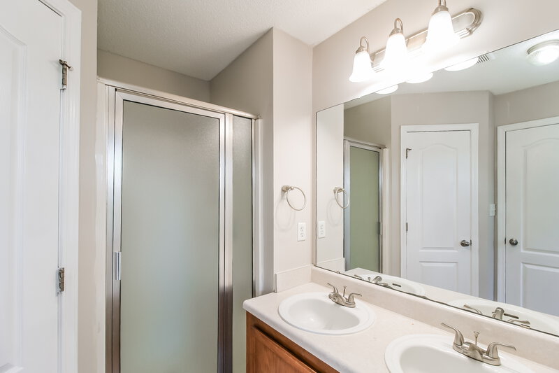 2,550/Mo, 40 Savoy Park Dr Covington, GA 30014 Main Bathroom View 2