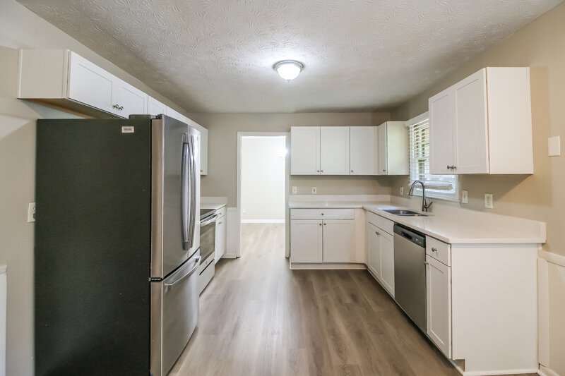 2,040/Mo, 2115 Pine Knoll Cir NE Conyers, GA 30013 Kitchen View 2