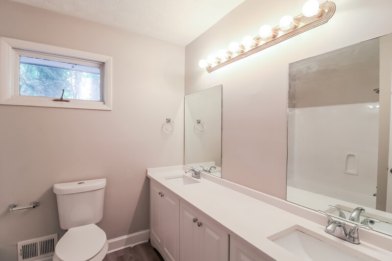 2,040/Mo, 2115 Pine Knoll Cir NE Conyers, GA 30013 Bathroom View