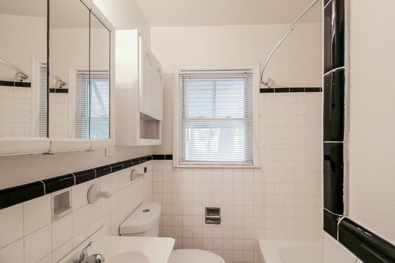 1,665/Mo, 839 Gresham Ave SE Atlanta, GA 30316 Main Bathroom View