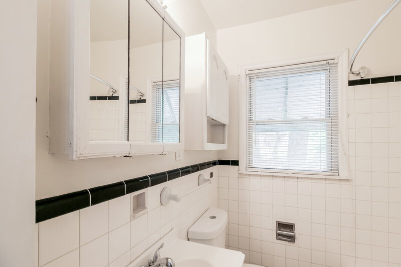 1,665/Mo, 839 Gresham Ave SE Atlanta, GA 30316 Bathroom View