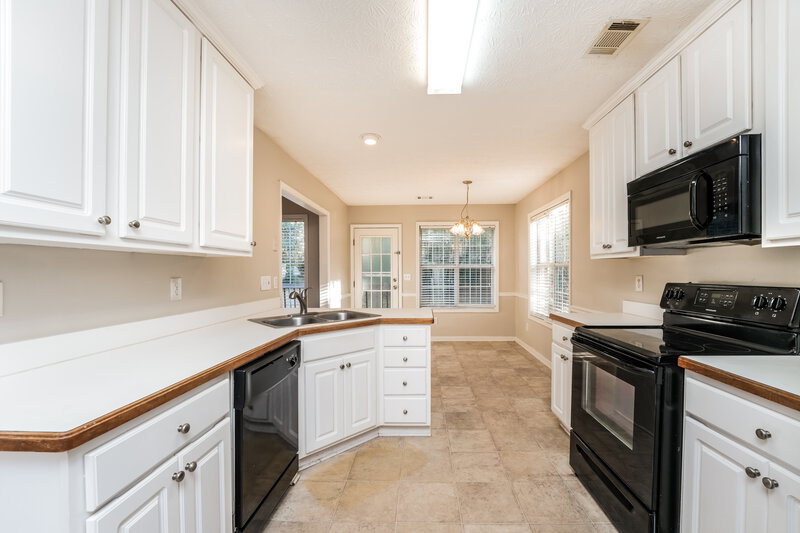 2,900/Mo, 2855 Karen Rdg SW Conyers, GA 30094 Kitchen View 2