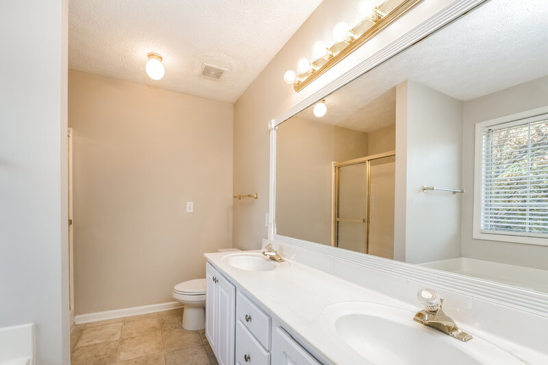 2,900/Mo, 2855 Karen Rdg SW Conyers, GA 30094 Main Bathroom View