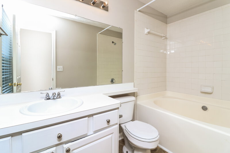 2,055/Mo, 1338 Vintage Pointe Dr Lawrenceville, GA 30044 Main Bathroom View