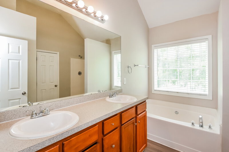 2,400/Mo, 1440 Paddocks Ct Powder Springs, GA 30127 Main Bathroom View