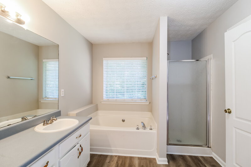 1,840/Mo, 5711 Meadowview Rd Rex, GA 30273 Main Bathroom View
