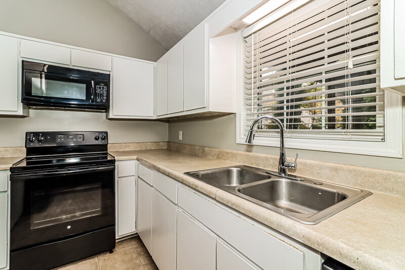1,795/Mo, 770 Dover St Marietta, GA 30066 Kitchen View 2