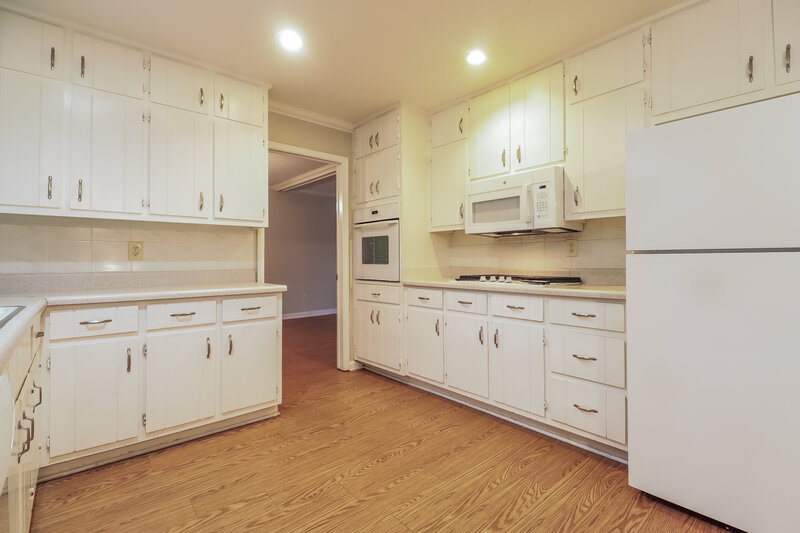 2,060/Mo, 564 Clubhouse Dr SE Conyers, GA 30094 Kitchen View