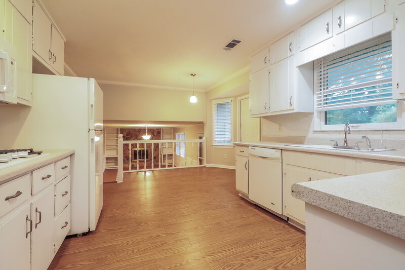 2,060/Mo, 564 Clubhouse Dr SE Conyers, GA 30094 Kitchen View 2