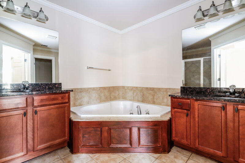 1,890/Mo, 2265 Ewell Park Dr Lawrenceville, GA 30043 Main Bathroom View