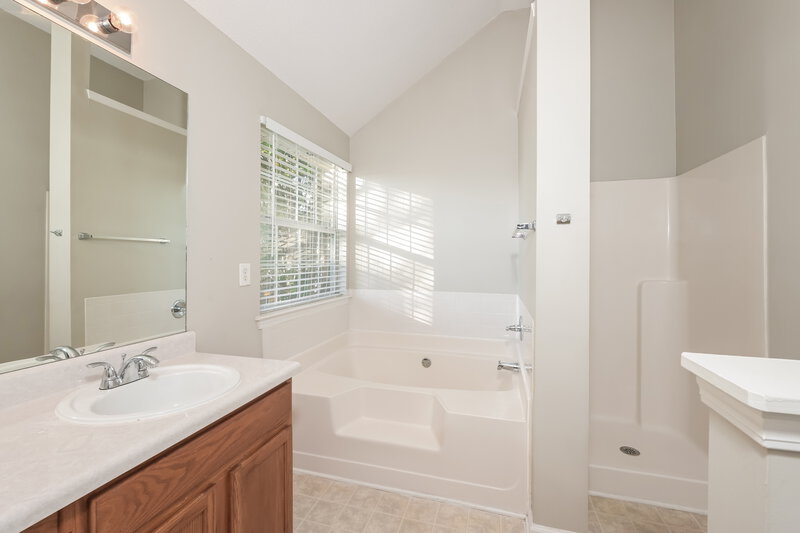 1,980/Mo, 4350 Millenium View Ct Snellville, GA 30039 Main Bathroom View