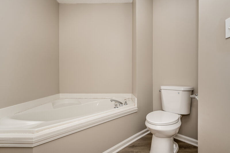 2,450/Mo, 4511 Heritage Pkwy Atlanta, GA 30349 Main Bathroom View 2