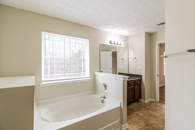 2,010/Mo, 100 Wexford Way Covington, GA 30014 Main Bathroom View 2