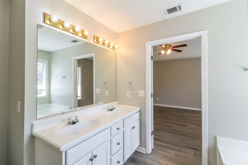 2,225/Mo, 2141 Silva Ct Conley, GA 30288 Main Bathroom View