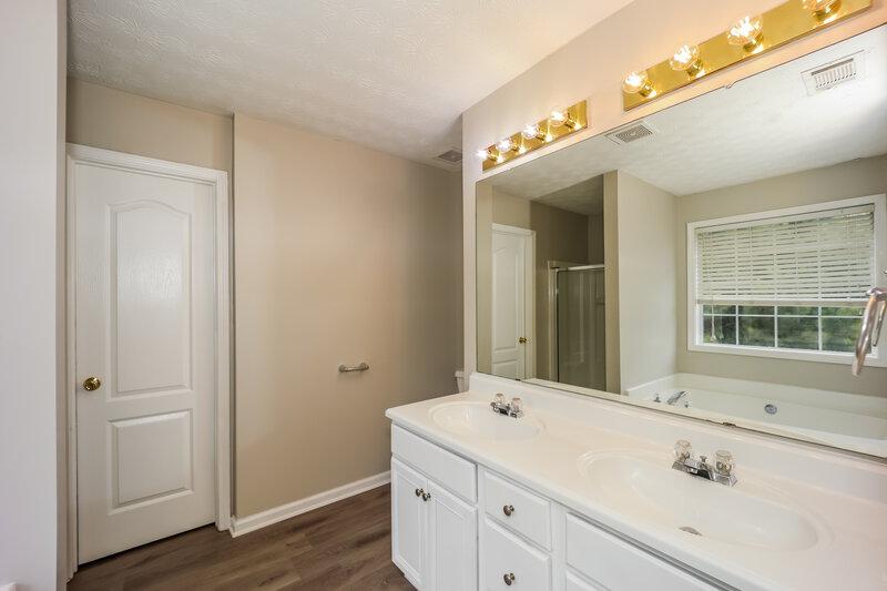 2,220/Mo, 2141 Silva Ct Conley, GA 30288 Main Bathroom View